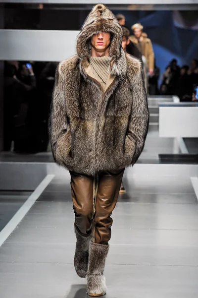 Look 16